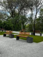 Bancă de beton cu spetează din lemn şi ghiveci - imagine 5