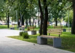 Bancă de beton cu spetează din lemn şi ghiveci - imagine 6
